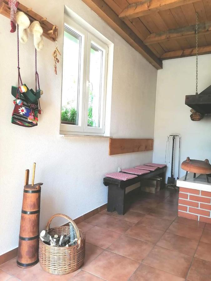 Kvasina Apartments Zadvarje Luaran gambar