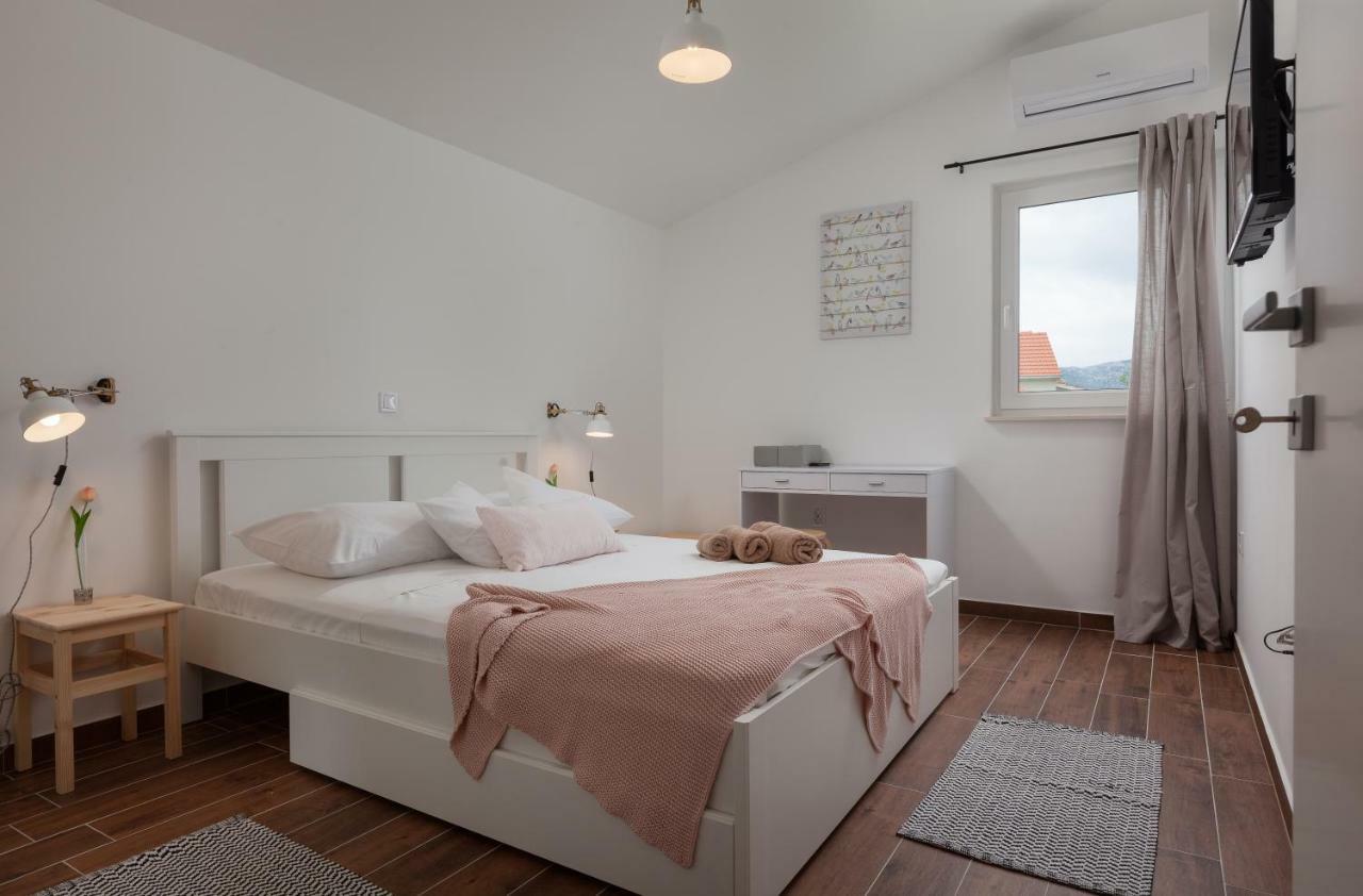Kvasina Apartments Zadvarje Luaran gambar