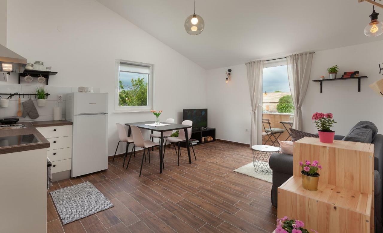 Kvasina Apartments Zadvarje Luaran gambar