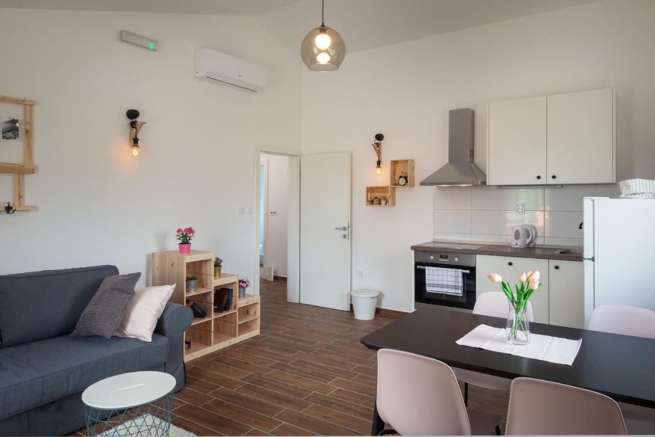 Kvasina Apartments Zadvarje Luaran gambar